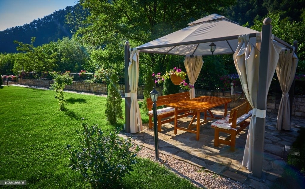 pergola shade